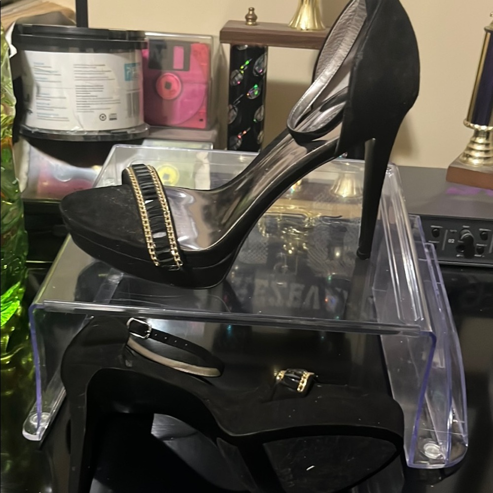 Carlos Santana Black Heels Sleek Design